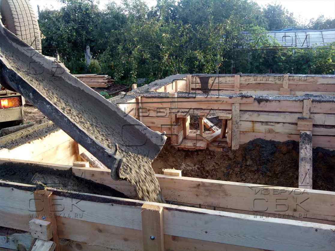 Заливка ленточного монолитного фундамента с буронабивными сваями