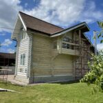 Покраска дома из оцилиндрованного бревна 24 диаметра (Кострома)
