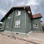 Покраска дома из оцилиндрованного бревна 24 диаметра (Кострома)